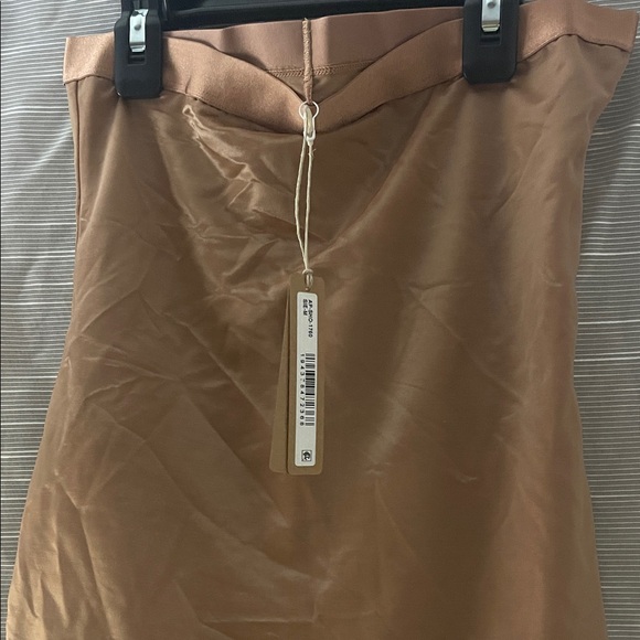 SKIMS Tan Strapless Shapewear - Picture 2 of 8